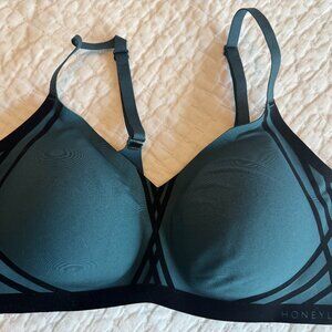 Honeylove LiftWear Crossover Bra in size Large. Designed for supportive lift wit